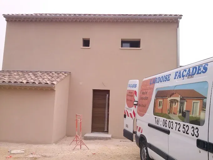 Différence entre peinture de façade et ravalement complet