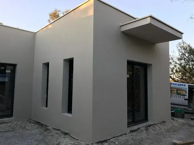 Enduit de façade sur une maison neuve contemporaine à Sabran (30)