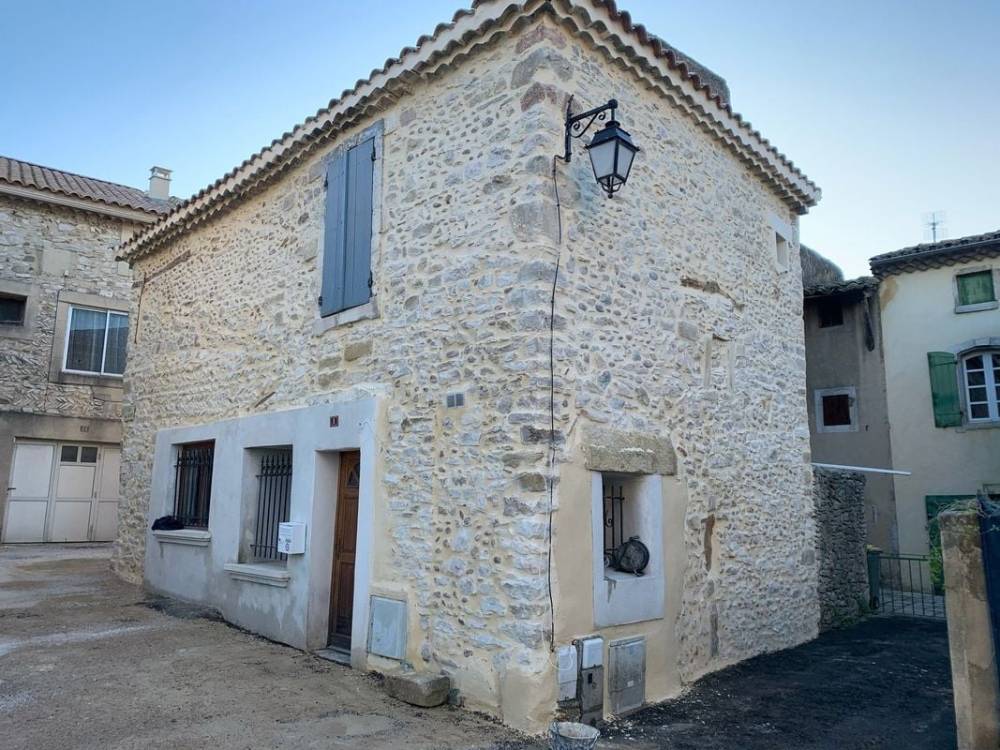 Ravalement de façade pour la rénovation d'une une maison de village en pierre à Sain-Quentin-la-Poterie (30)